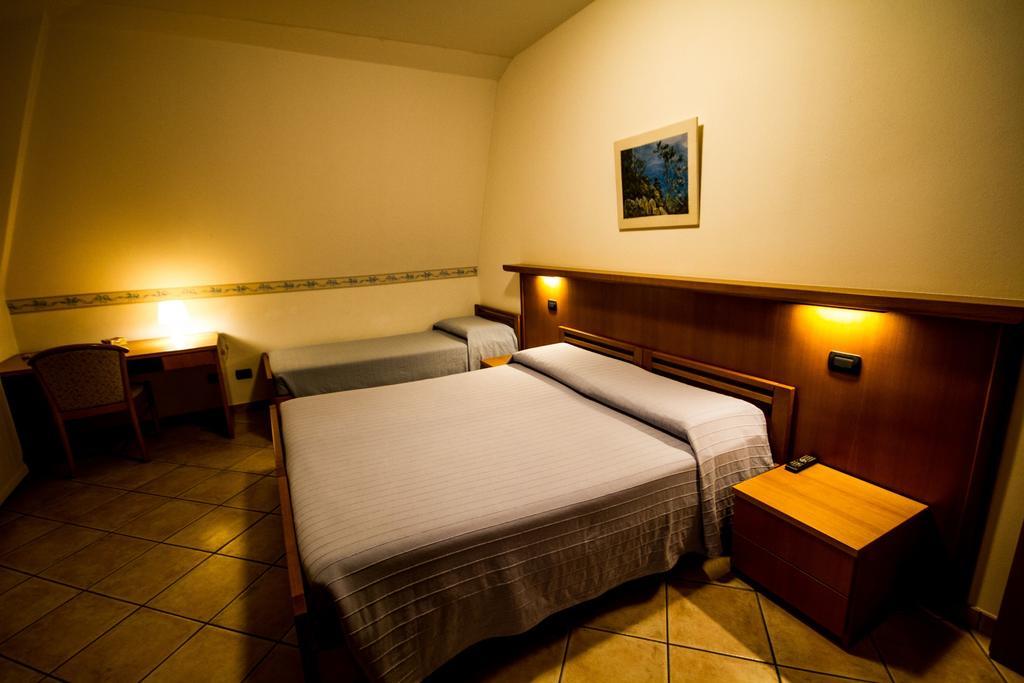 Albergo Lario Gera Lario Rum bild